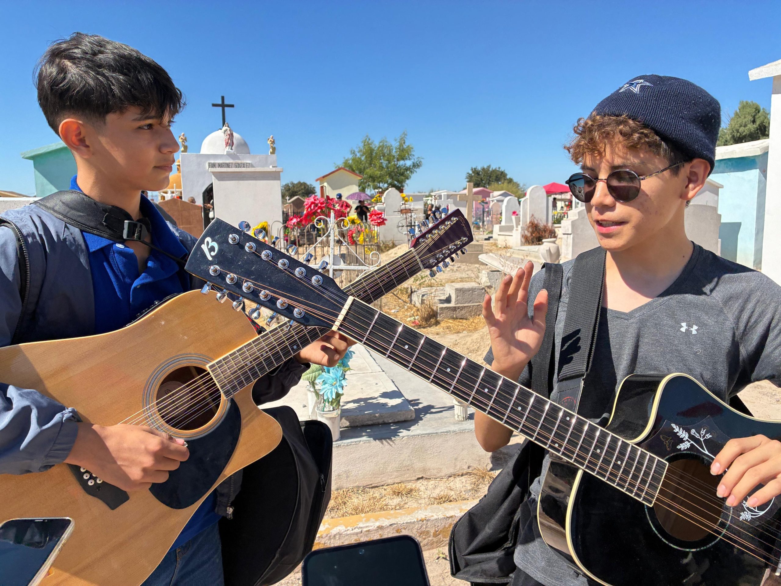 Llevan adolescentes su música al panteón