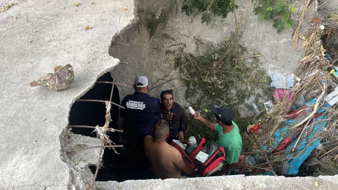 Rescatan a hombre tras caer en arroyo