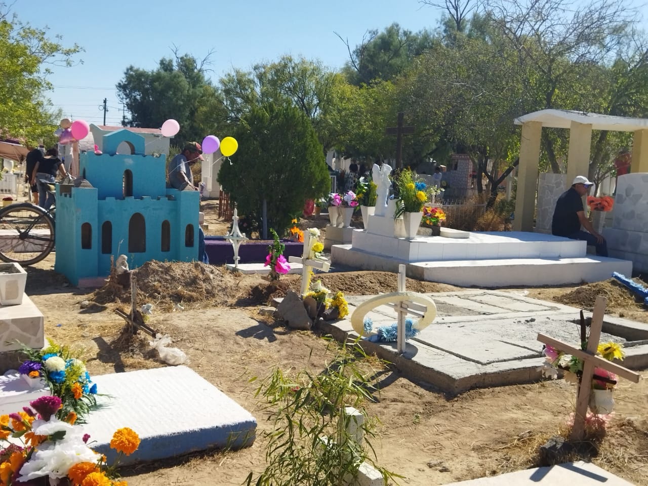 Fieles llenan de vida los panteones de la Región
