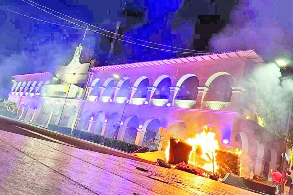 Vandalizan queman el Palacio Municipal de Apatzingán