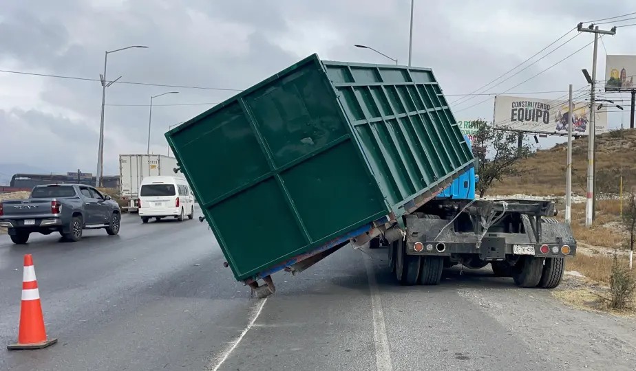 Se desprende contenedor en la Saltillo-Monterrey