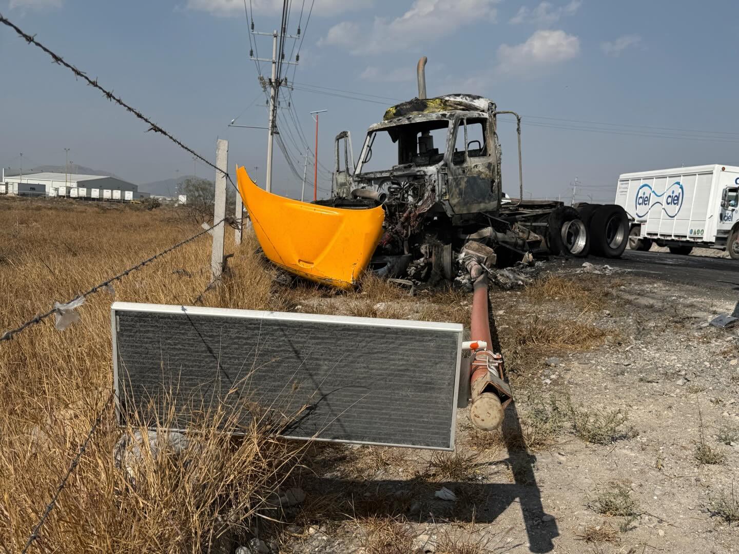 Choca tráiler, tira luminaria y termina incendiándose