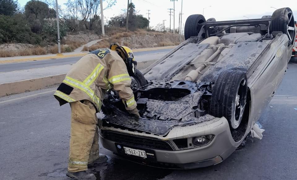 Joven sufre volcadura en la Monterrey-Saltillo