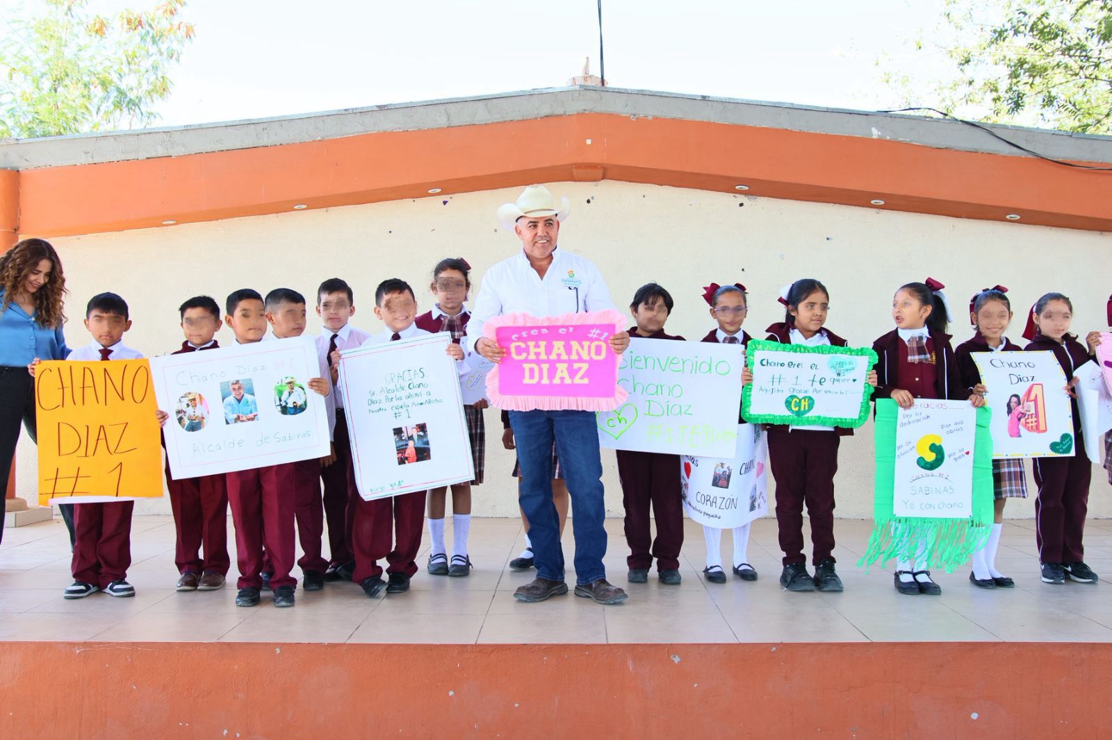 Convive Chano con alumnos de primaria de Villa Agujita