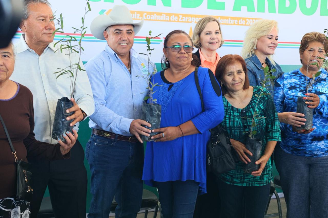 Recibe Chano 2 mil árboles para Sabinas