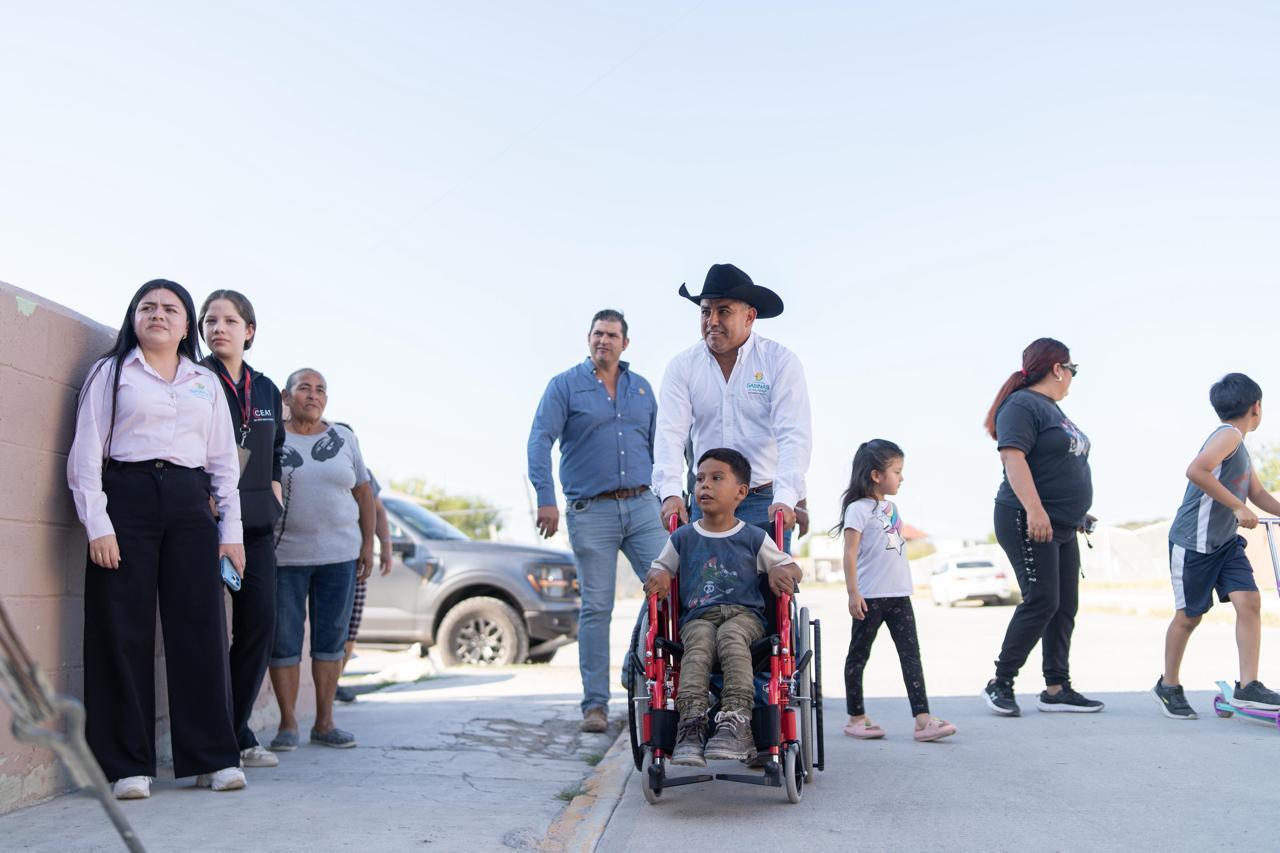 Chano Díaz entrega silla de ruedas a pequeño Jhoe