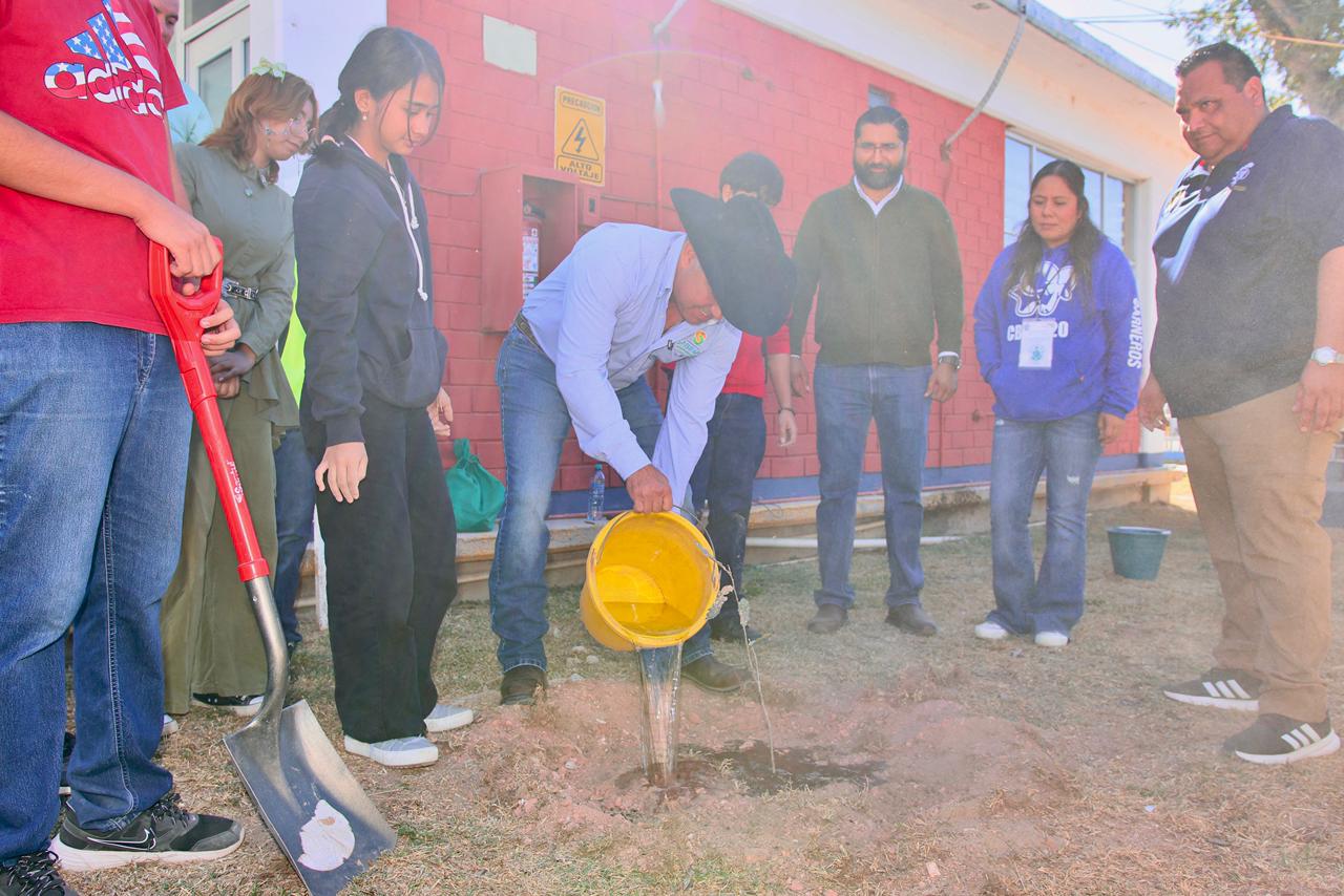 Une esfuerzos Sabinas con UadeC por jóvenes