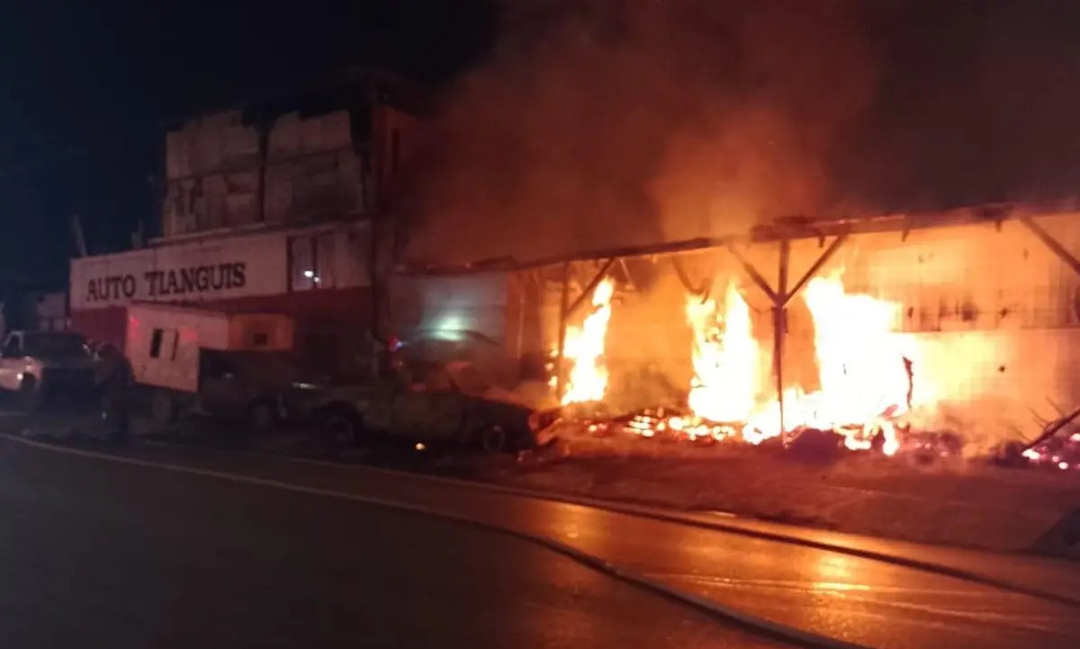 Provoca camioneta en llamas incendio en taller