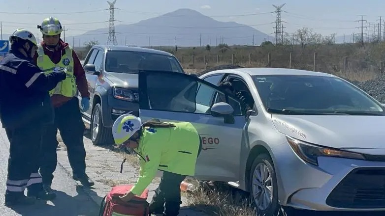 Vuelca tráiler con piezas automotrices