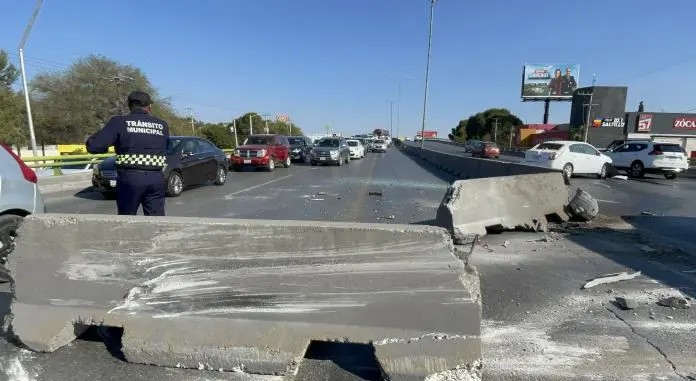 Aparatosa volcadura deja herida a joven