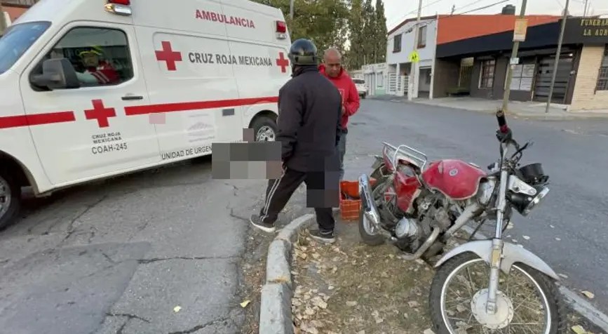 Deja fuerte choque a motociclista herido