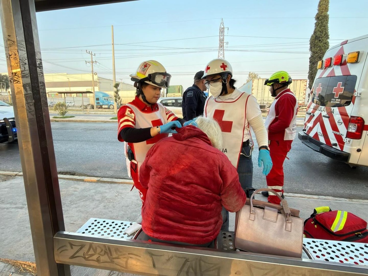 Se lesiona mujer al caer de camión