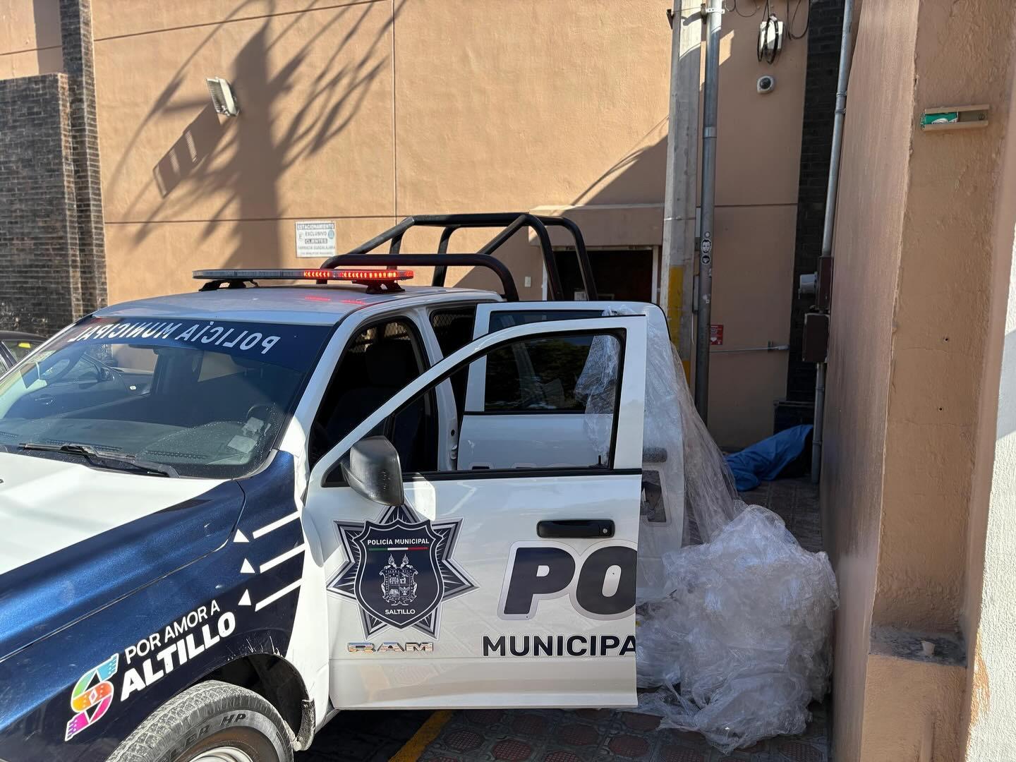 Hallan sin vida a hombre al exterior de farmacia