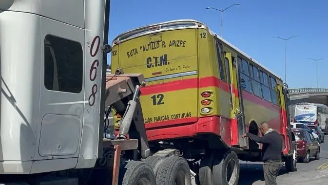 Falla mecánica deja varado camión de ruta