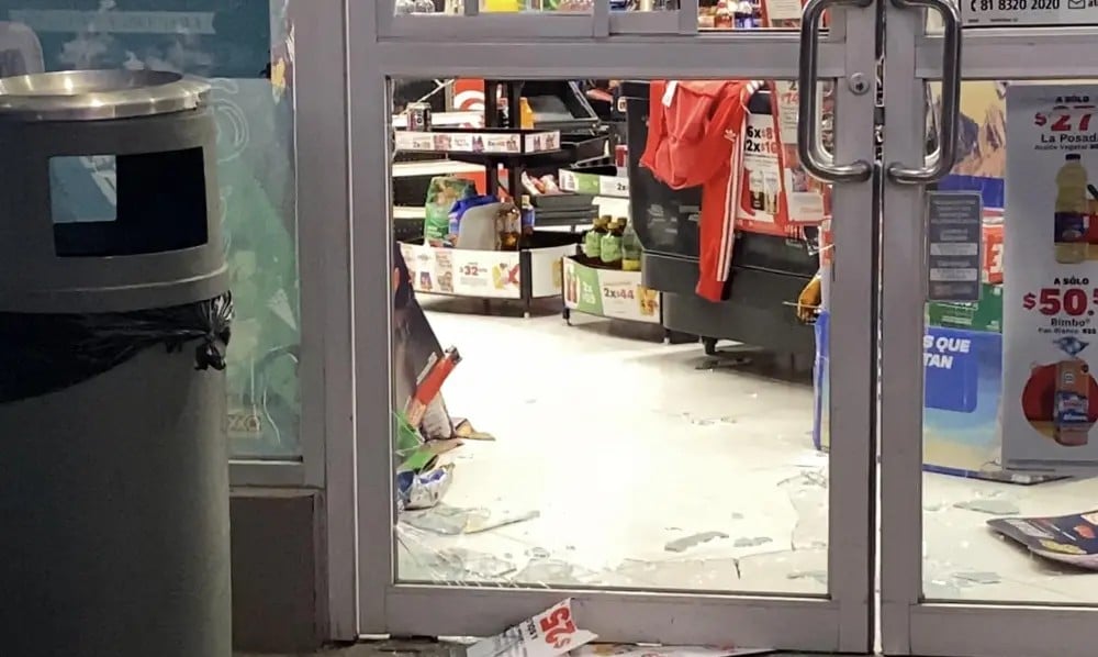 Dan cristalazo y asaltan tienda de conveniencia