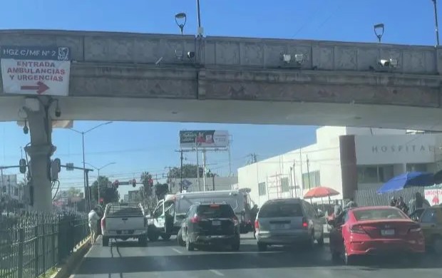 Ambulancia impacta camioneta en Saltillo