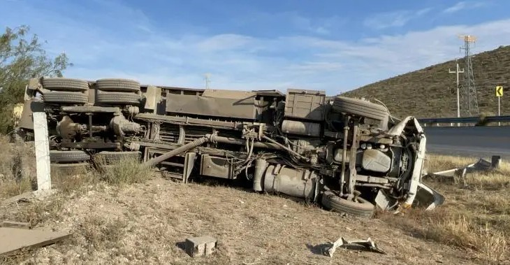 Vuelca camión y conductor resulta gravemente herido