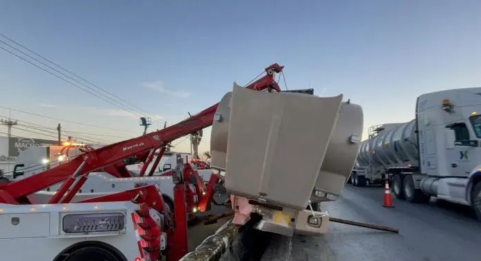 Se impacta tráiler contra puente