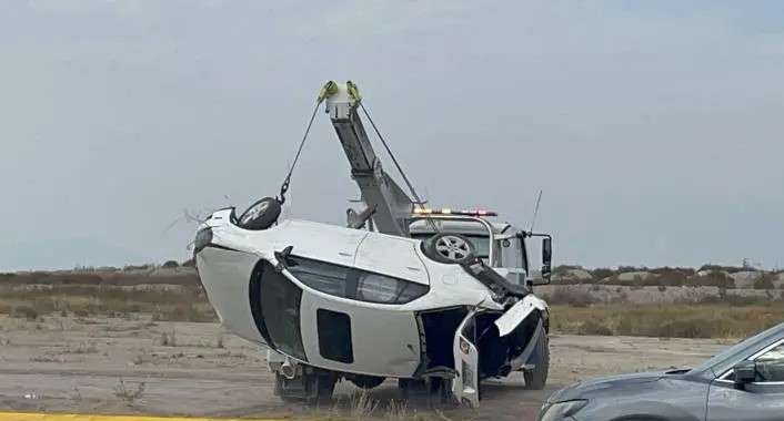Conductora cae a arroyo y resulta ilesa de milagro