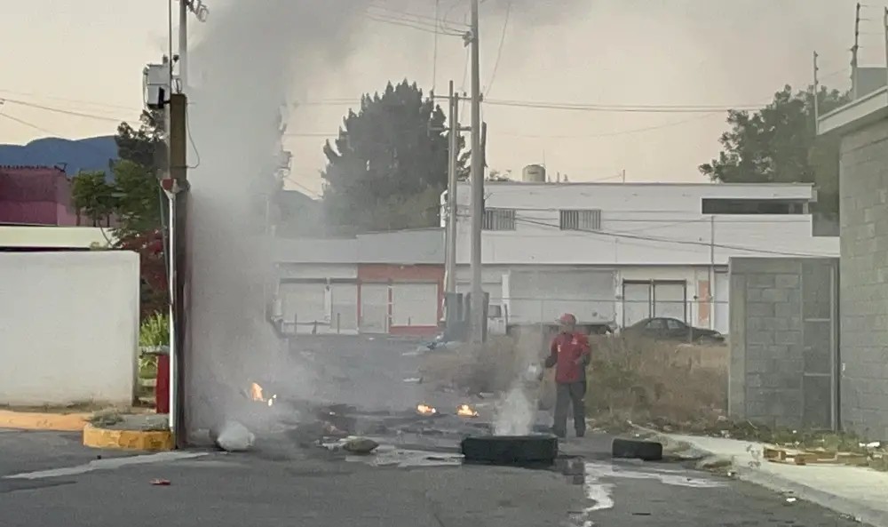Se incendia predio frente a gasolinera