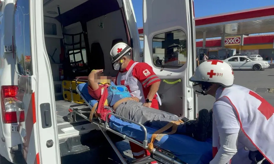 Motociclista resulta herida tras choque