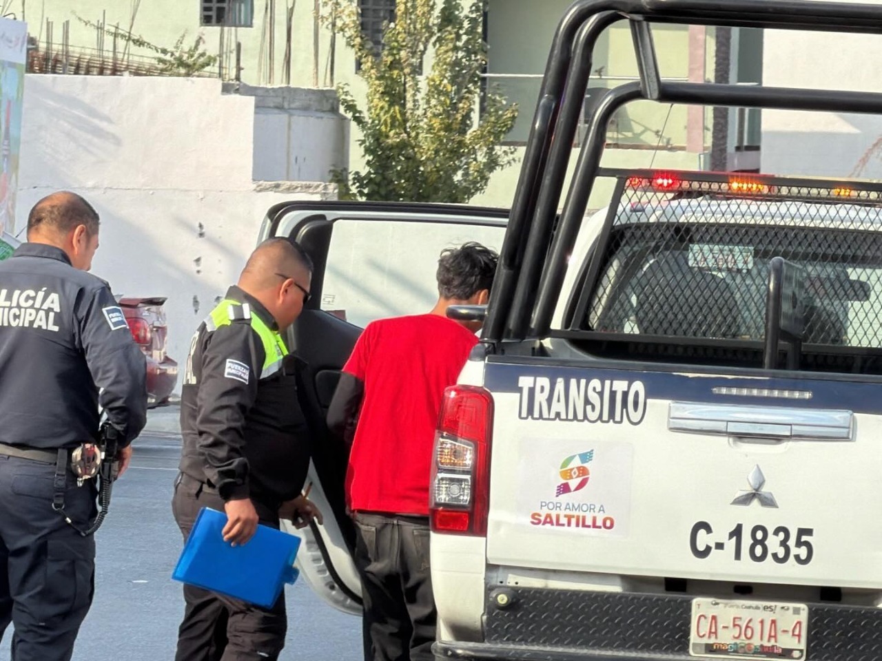Motociclista arrolla a mujer