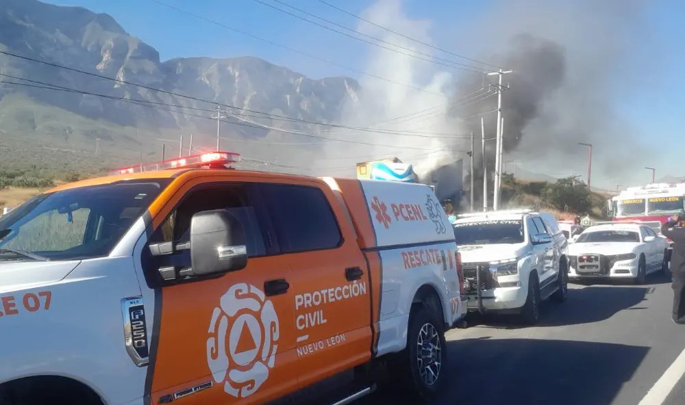 Se incendia tráiler con 38 toneladas de cartón