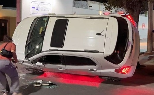Choca contra camioneta y termina volcada