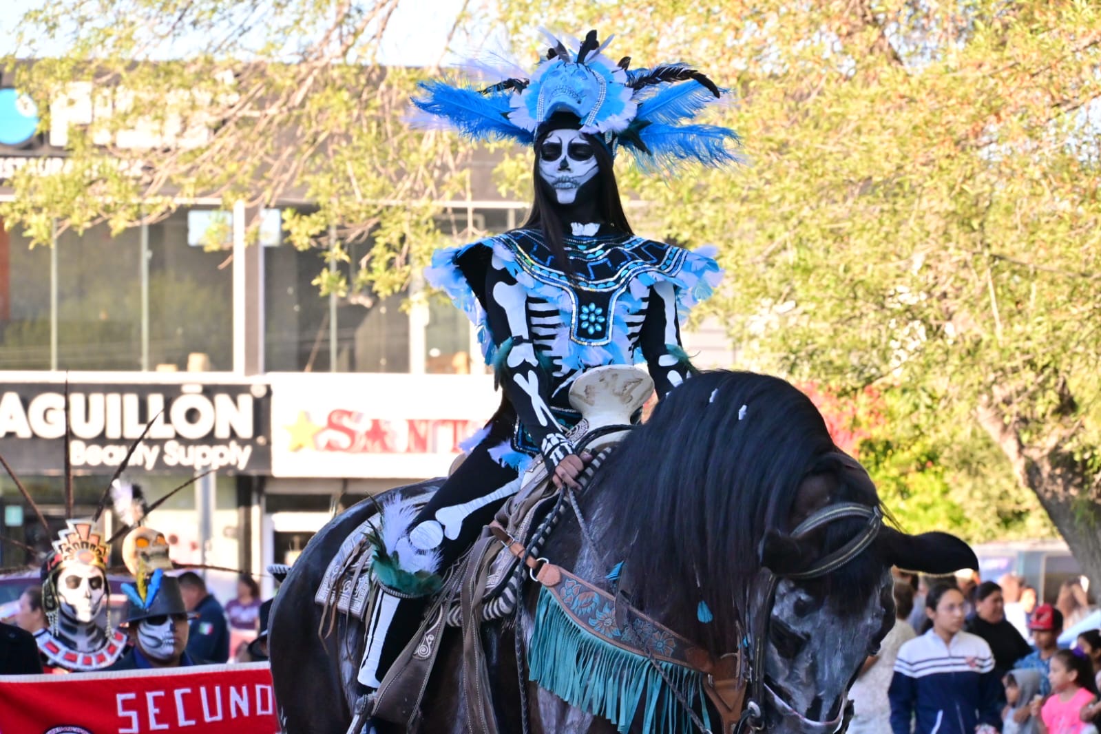 ESCUELAS DE SB SE LUCEN EN DESFILE DEL DÍA DE MUERTOS
