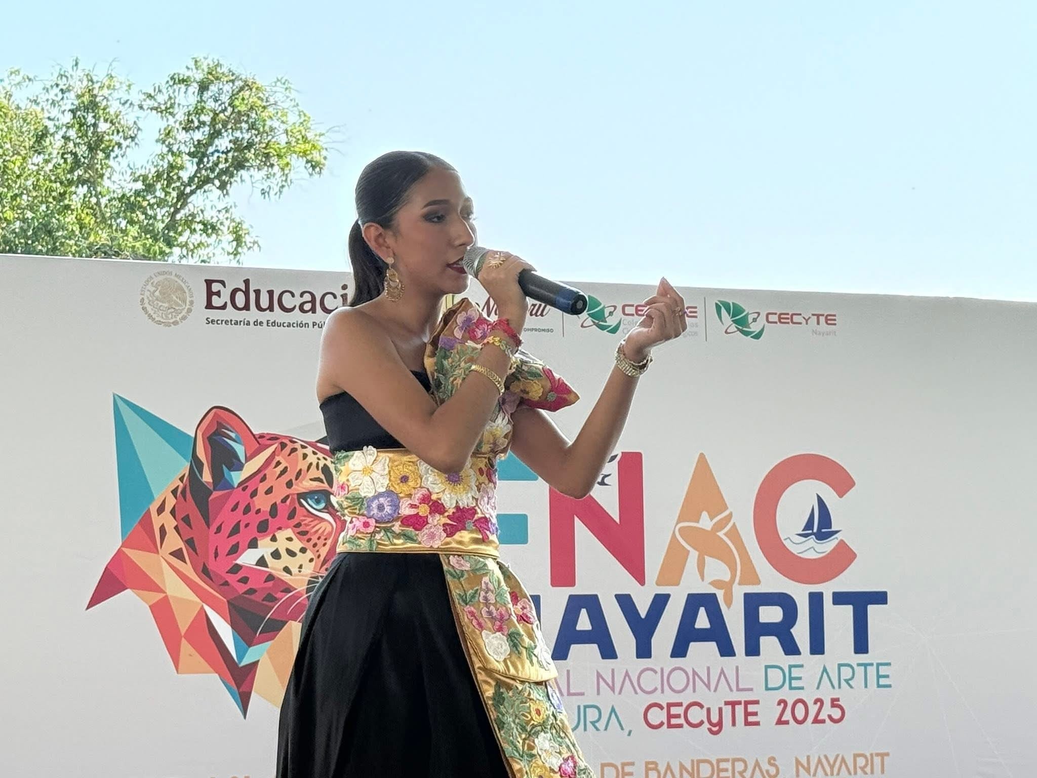 KARINA RÍOS GANA EN CANTO EN FESTIVAL NACIONAL DEL CECYTE