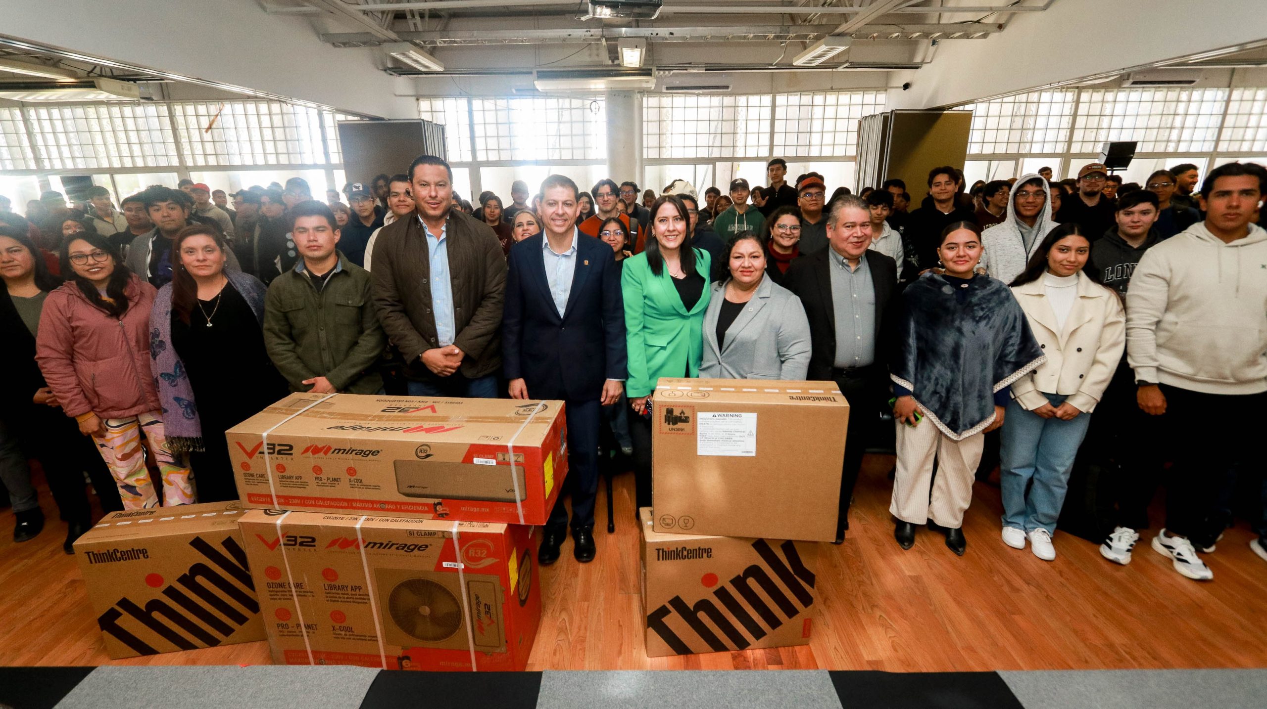 Entrega Rector equipo y mobiliario a unidad Laguna