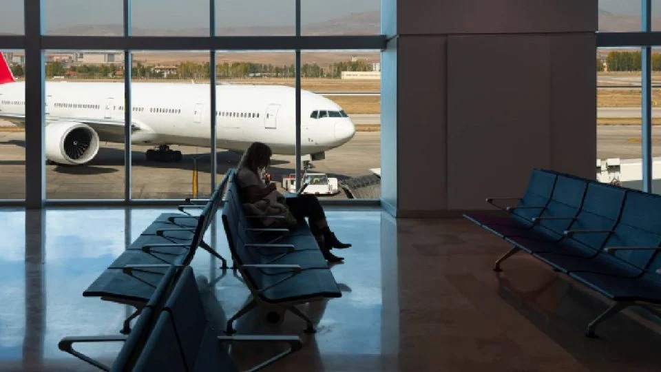 Cancelan más de mil vuelos en EU por cierre de gobierno