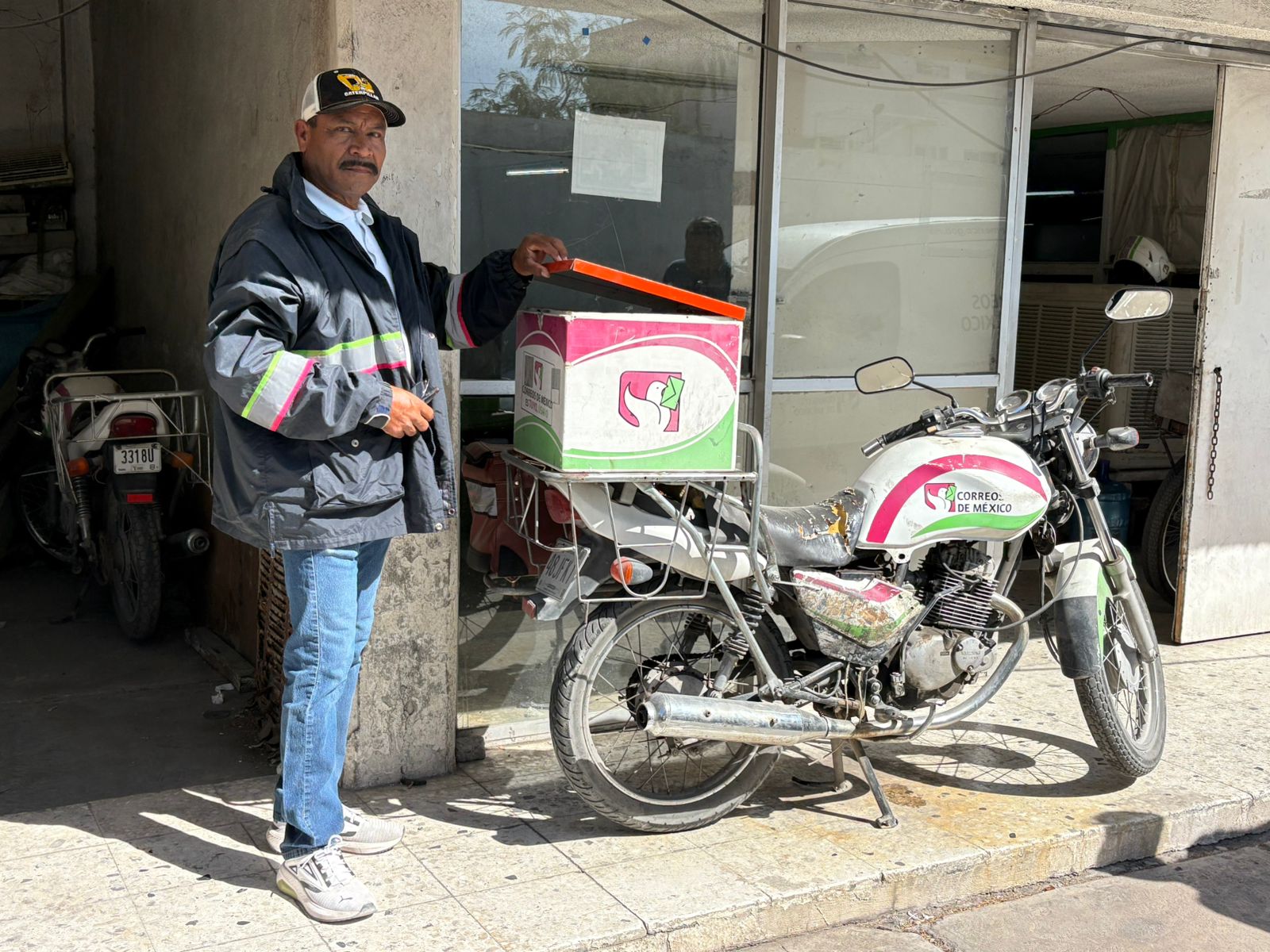 De distribuir cartas a repartir paquetes