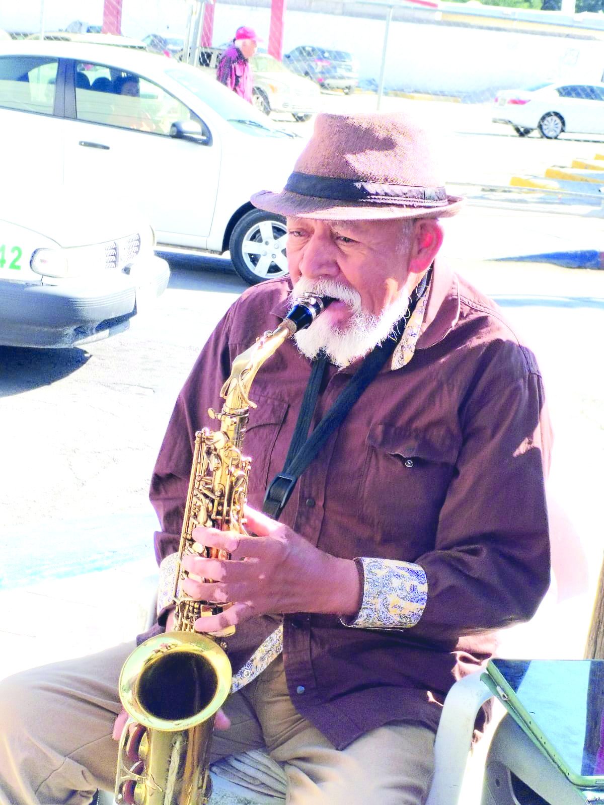 Cuenta historias con notas de su saxofón
