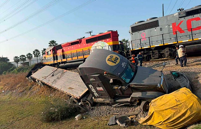 Causa caos vial choque de tren y tráiler en Apodaca