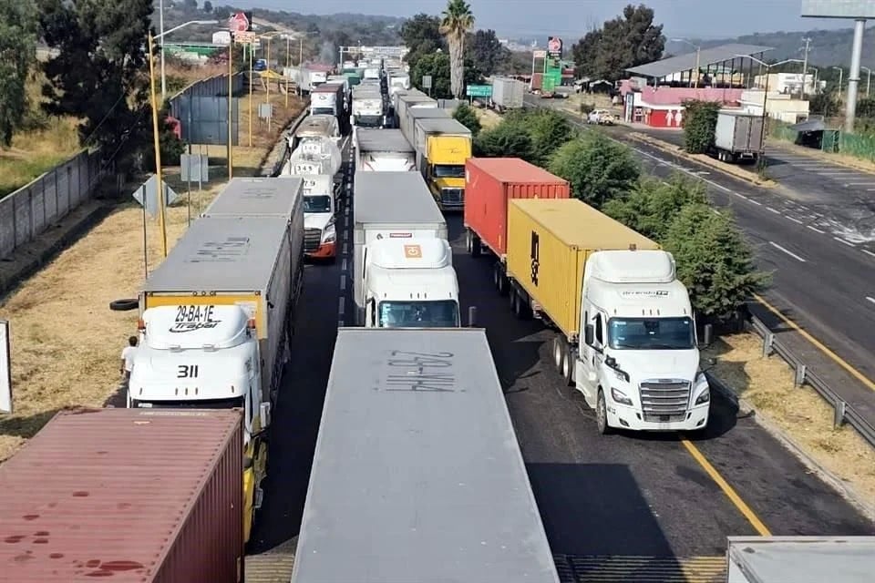 SUMAN MÁS DE 34 HORAS CIERRES CARRETEROS