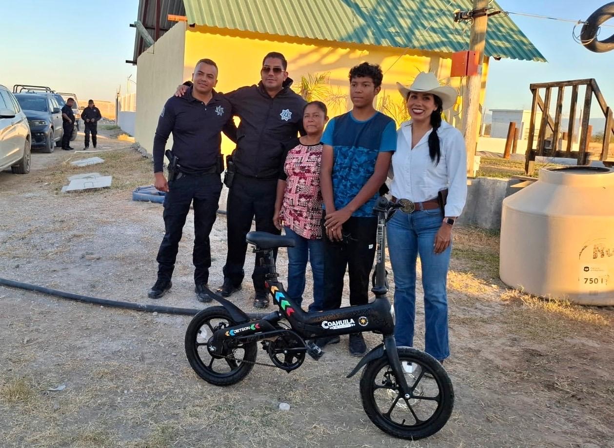 Regalan Policía bicicleta para apoyar estudiante