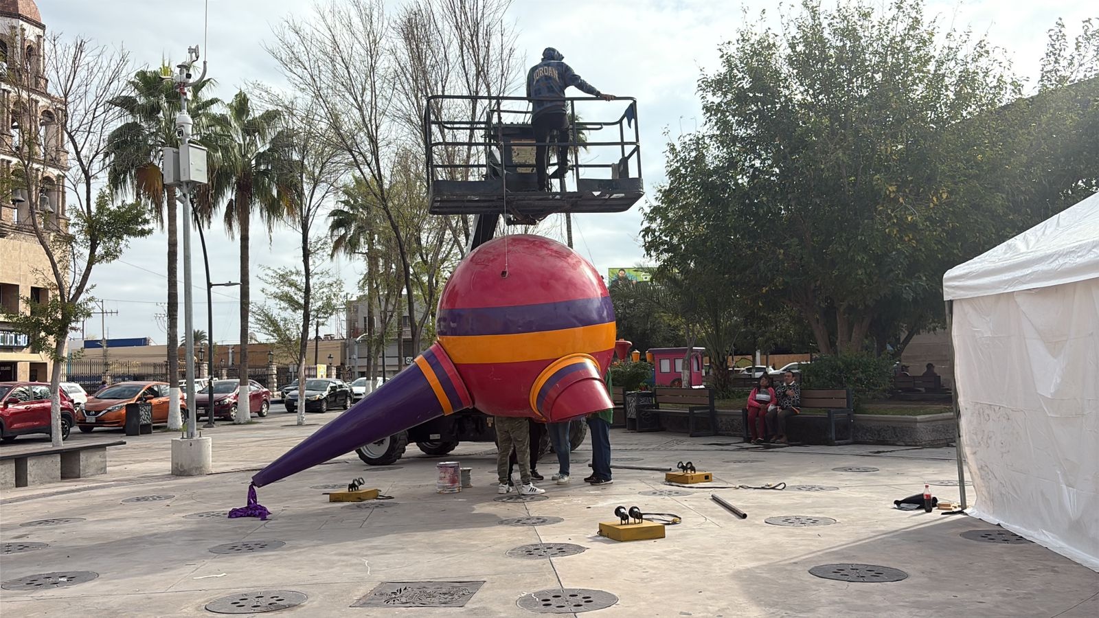 Encenderán el domingo pino navideño en plaza