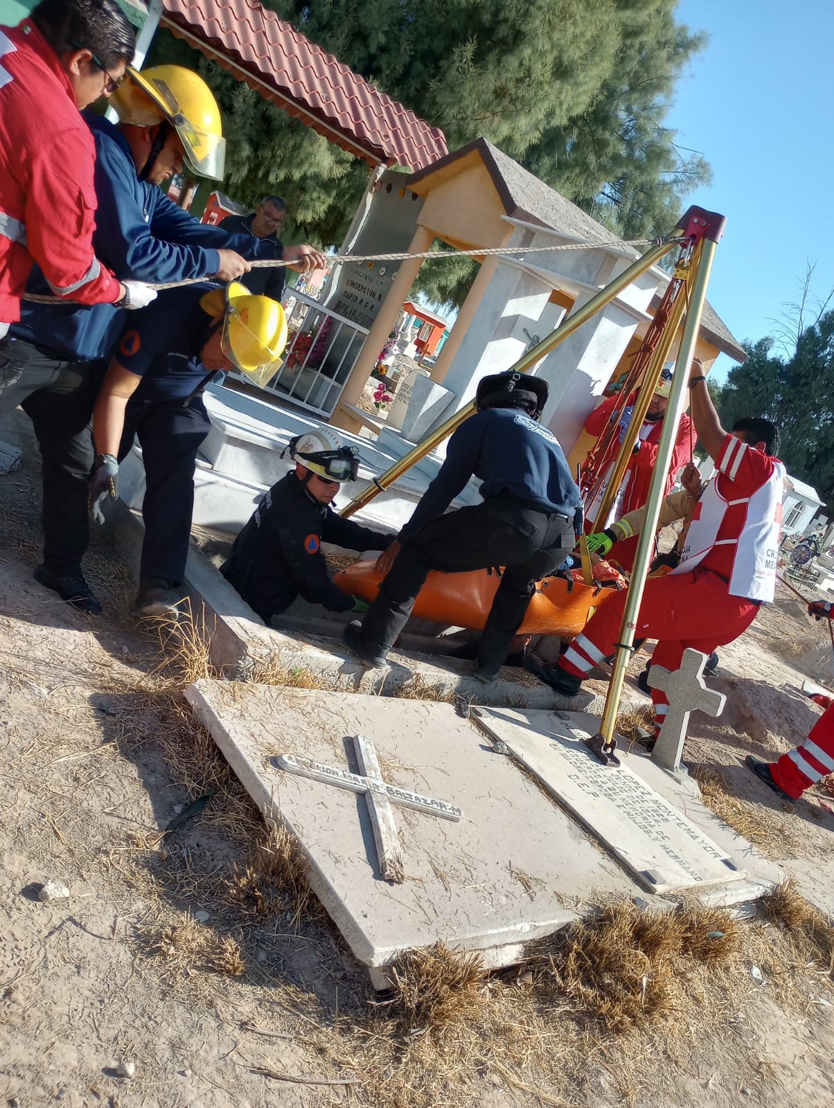 Pisa lápida y cae a fondo de tumba