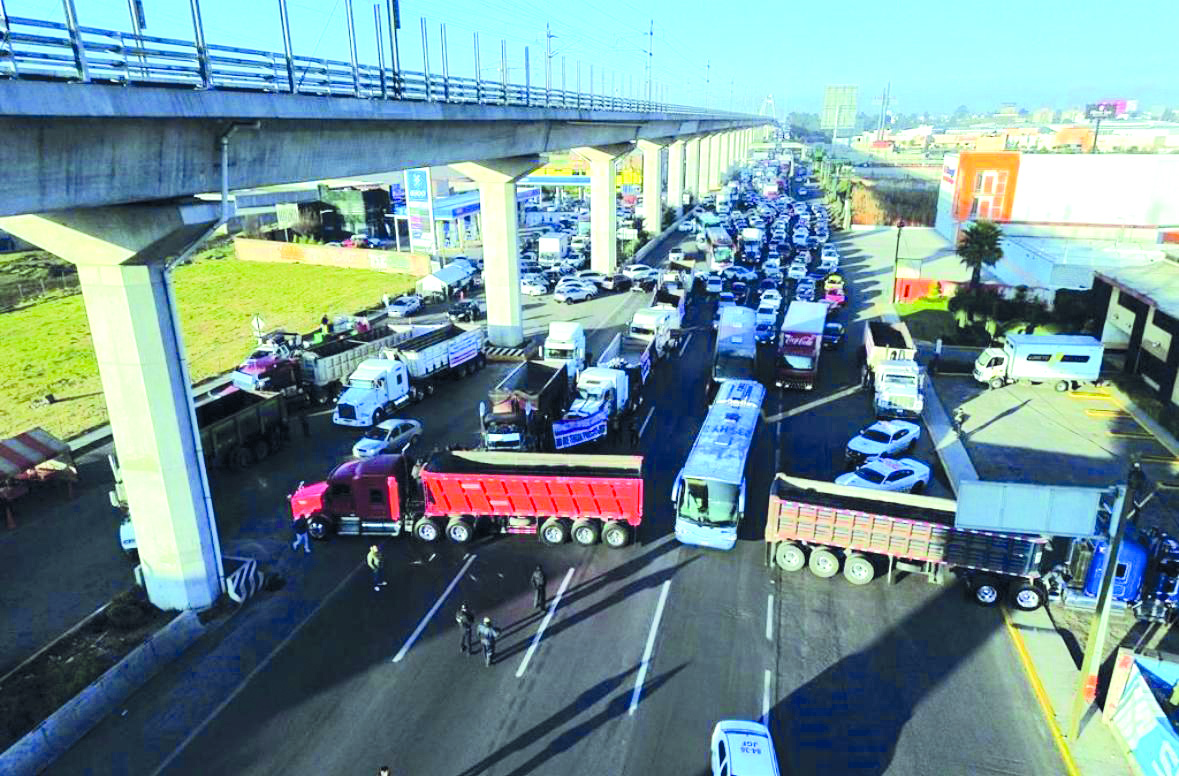Protestan transportistas por inseguridad en país