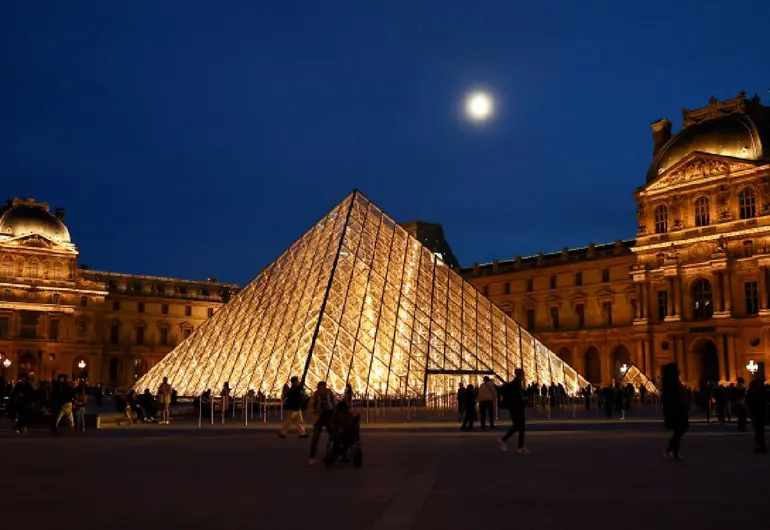 Imputados por el robo de joyas de 102 millones de dólares en el Museo del Louvre