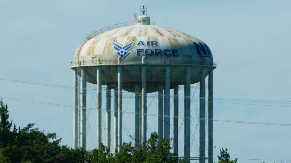 Evacúan edificio de base aérea de EU tras recibir paquete sospechoso que enfermó a algunas personas