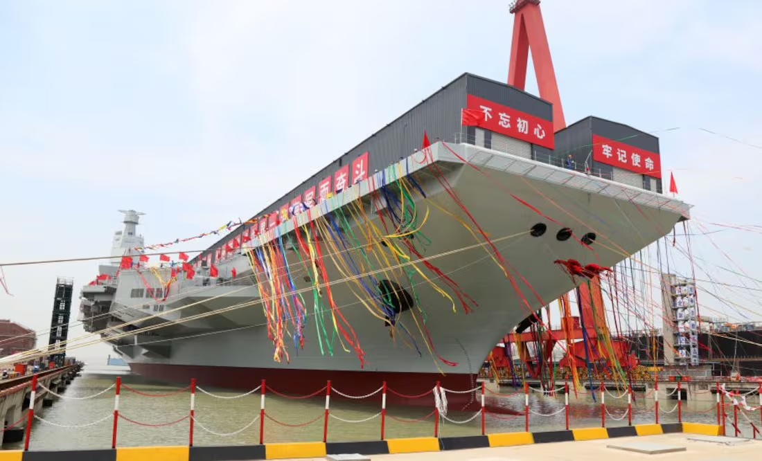 En plena rivalidad con EU, China muestra su «músculo» naval con el nuevo portaaviones Fujian