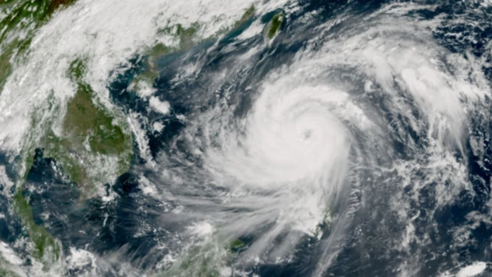 Filipinas evacúa a más de 100 mil habitantes ante la llegada del supertifón «Fung-wong»