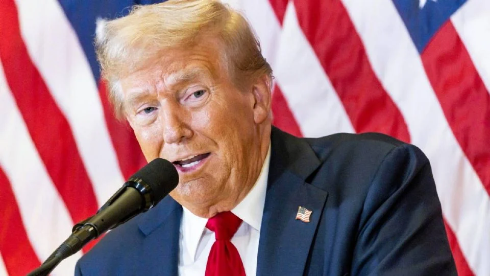 Trump amenaza a la BBC con demanda de mil millones de dólares tras edición de uno de sus discursos