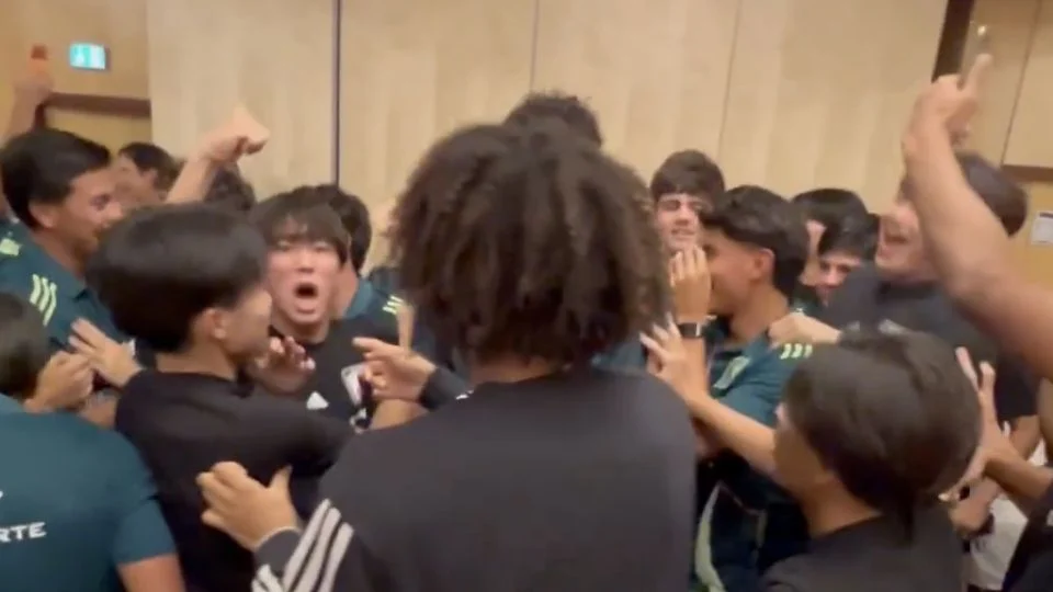 ¡Hermandad! Seleccionados de México forjan amistad con los de Japón, que celebran el pase del Tri a Dieciseisavos en el Mundial Sub-17