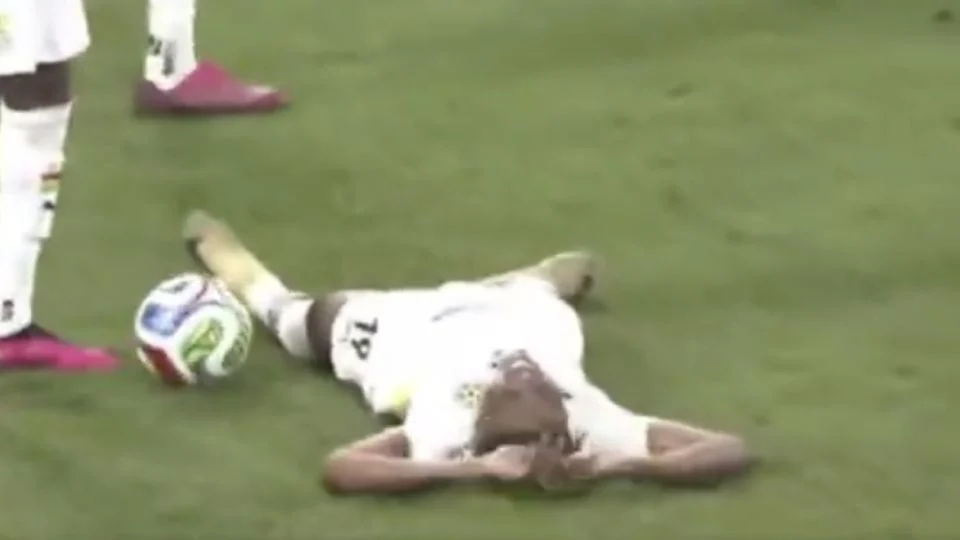 (VIDEO)Escalofriante lesión: Abu Francis, figura de la selección de Ghana, se fractura la pierna al bloquear el disparo de un rival japonés