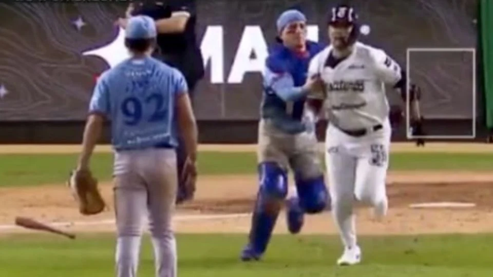 (VIDEO)¡Hay tiro! Se desata la bronca en el partido entre Tomateros y Charros tras un pelotazo: llovieron empujones, golpes y caídos