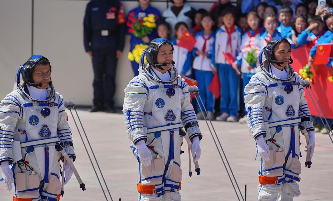 Los astronautas de la misión china Shenzhou-20 regresan a la Tierra tras 204 días en órbita