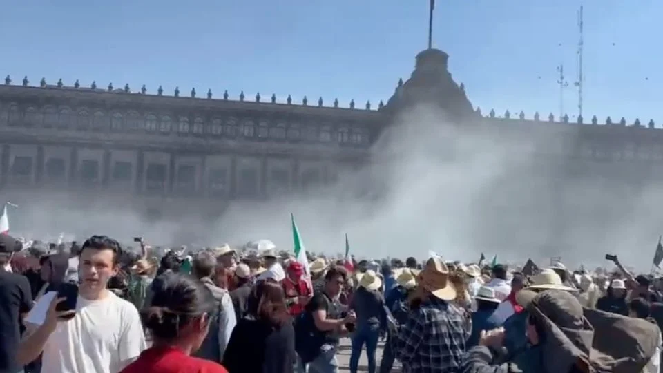 Lanzan humo a grupo de manifestantes que intentó escalar la valla de Palacio Nacional en la marcha de la «Generación Z»